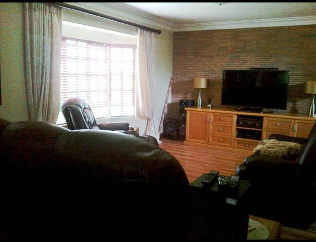 3 BEDROOM HOUSE RENTED IN CLIFTON HILL ESTATE